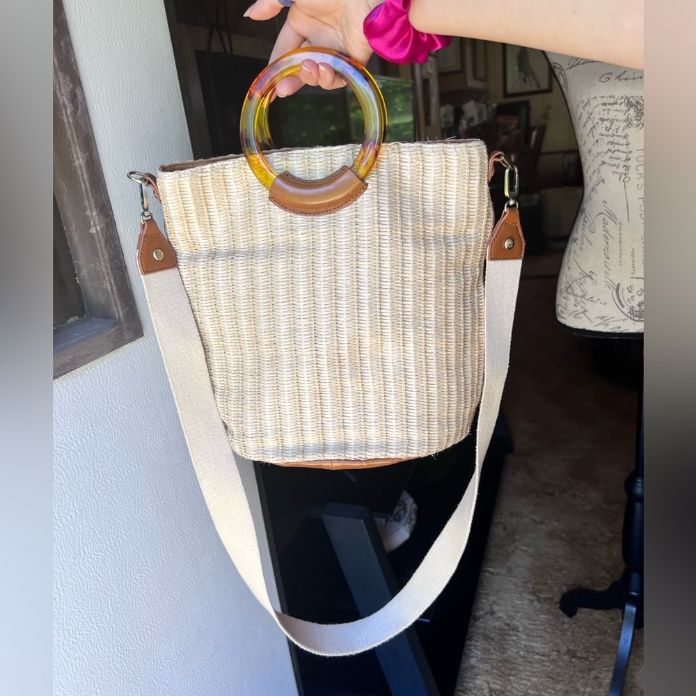 HOBO Sheila Bucket - Natural Straw bucket bag. - Picture 8 of 17
